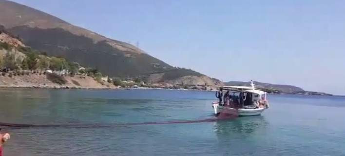 Χάος ο Κορινθιακός: Ρίχνουν δίχτυα να πιάσουν τις μέδουσες για να κάνουν μπάνιο οι λουόμενοι (βίντεο)